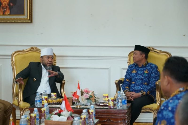 Pertemuan antara Gubernur Helmi Hasan dan Rektor Unib, Dr. Indra Cahyadinata, berlangsung pada Senin pagi (10/11/2025) di Balai Raya Semarak.