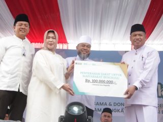 Baznas Provinsi Bengkulu menerima penyerahan zakat sebesar Rp100 juta dari Bank Syariah Indonesia (BSI).