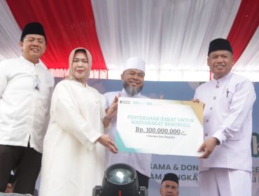 Baznas Provinsi Bengkulu menerima penyerahan zakat sebesar Rp100 juta dari Bank Syariah Indonesia (BSI).