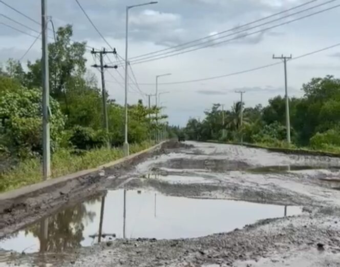 
					Jalan Hancur Ganggu Distribusi, Jalan Teluk Sepang Kewenangan Pelindo